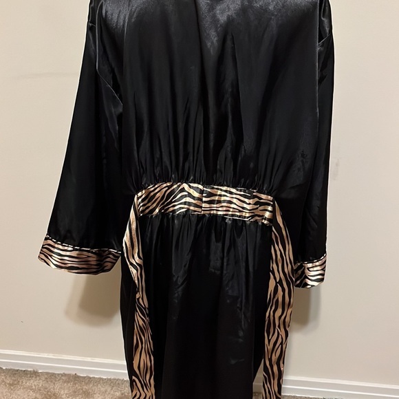 Etinne robe. Black with animal print lapel, large - Picture 4 of 6